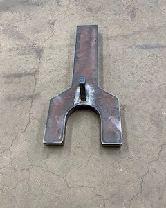 Drill rod spanner to hold lower drill rod when breaking out drill rod thread joint