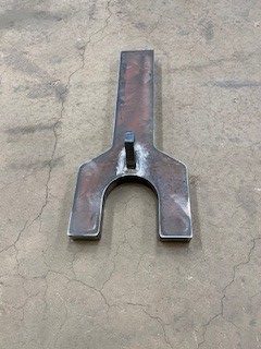 Drill rod spanner to hold lower drill rod when breaking out drill rod thread joint